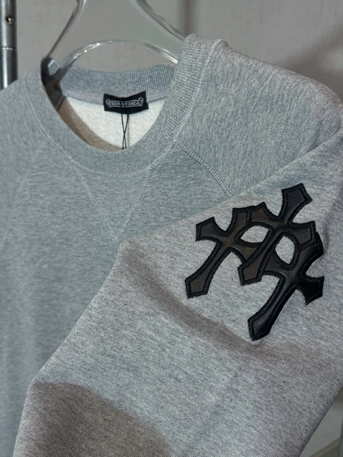 P220 model number: HE392 Chromehearts-Chrome heart logo embroidered pure cotton round neck sweatshirt The fabric of the clothing is made of 420g high-weight pure cotton terry fabric. The upper body is comfortable and breathable, has a delicate and smooth feel, and is extremely warm. The arms are sewn with the original Croix heart cross leather label. The arm hems are made of elastic threads of the same color and color. The Croix heart small letter hardware iron label is customized on the back. The original label is made by a large factory. It has three complete labels. It has a loose os version. Kuaishou Xiaohongshu's popular sweatshirt, you can buy it with confidence.  Color: Gray Size: S M L XL